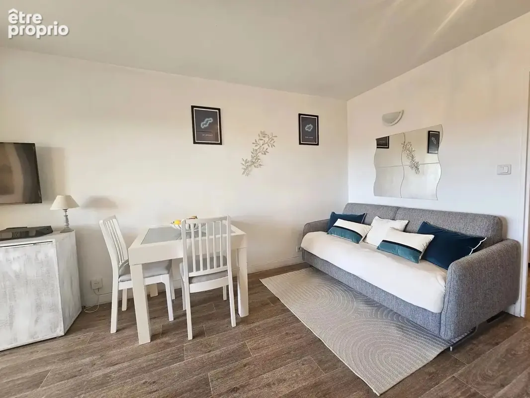 Hyères Port : Studio meublé  avec terrasse loggia et place parking privée en sous-sol sécurisé - photo 6