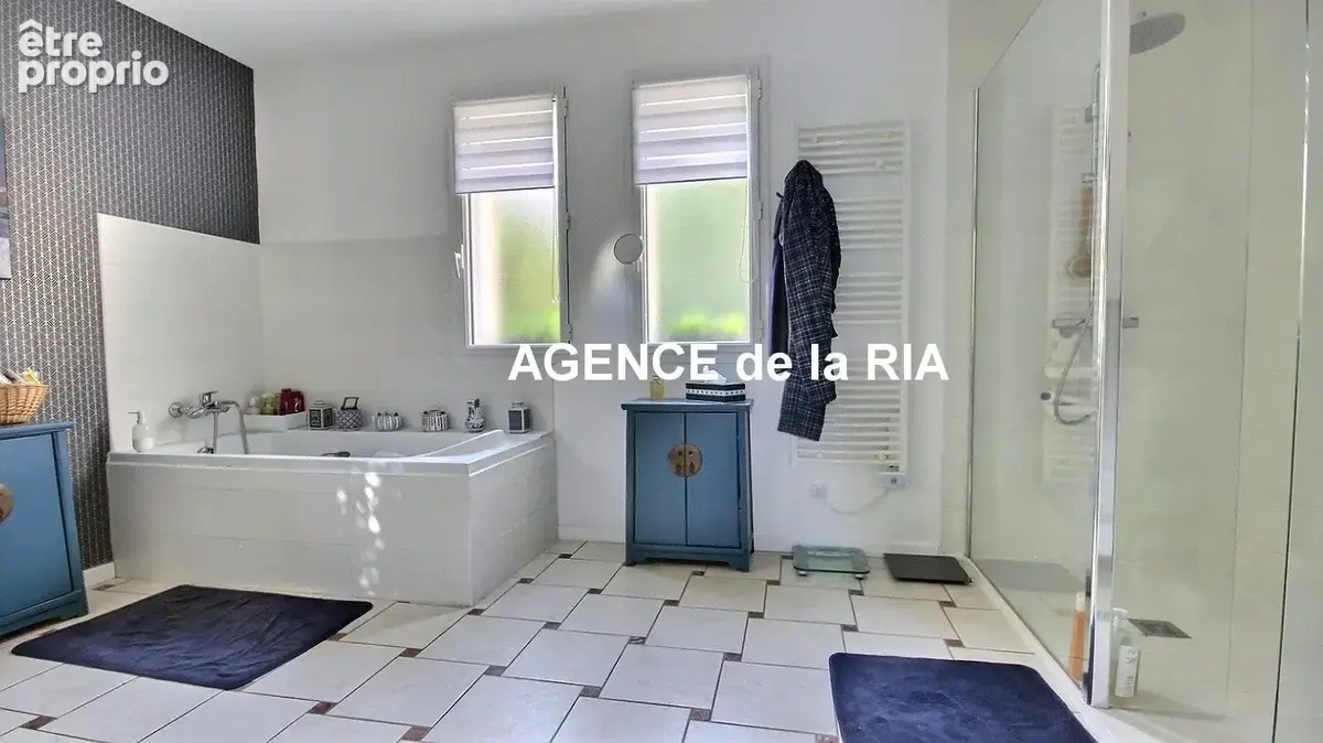 PORNIC - VILLA  - 5 chambres et piscine - Dans domaine privé - photo 9