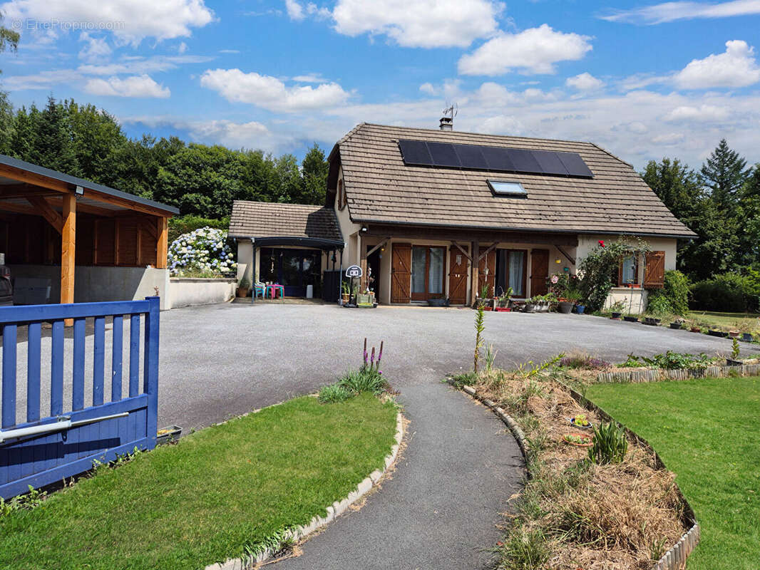 CORREZE. En bordure du village de CORREZE. Jolie maison de 4 chambres avec piscine, nichée dans un beau jardin de 2 112 m². - photo 3