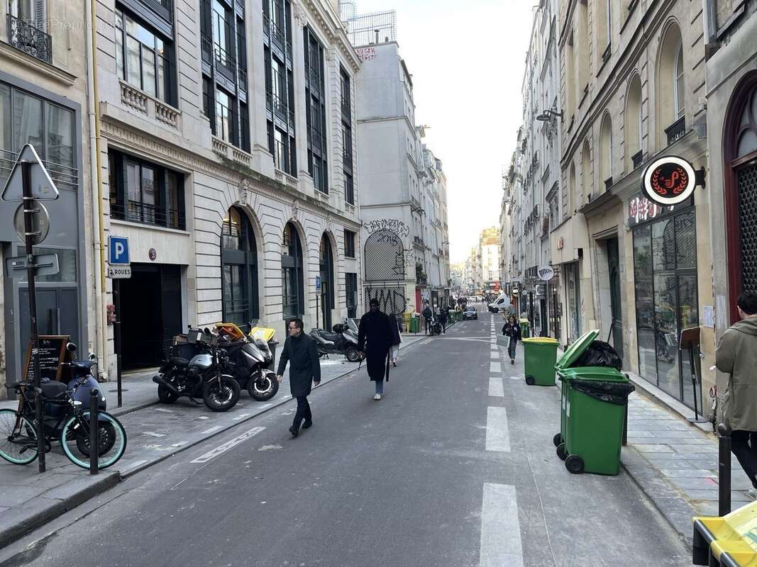 Autre à PARIS-2E