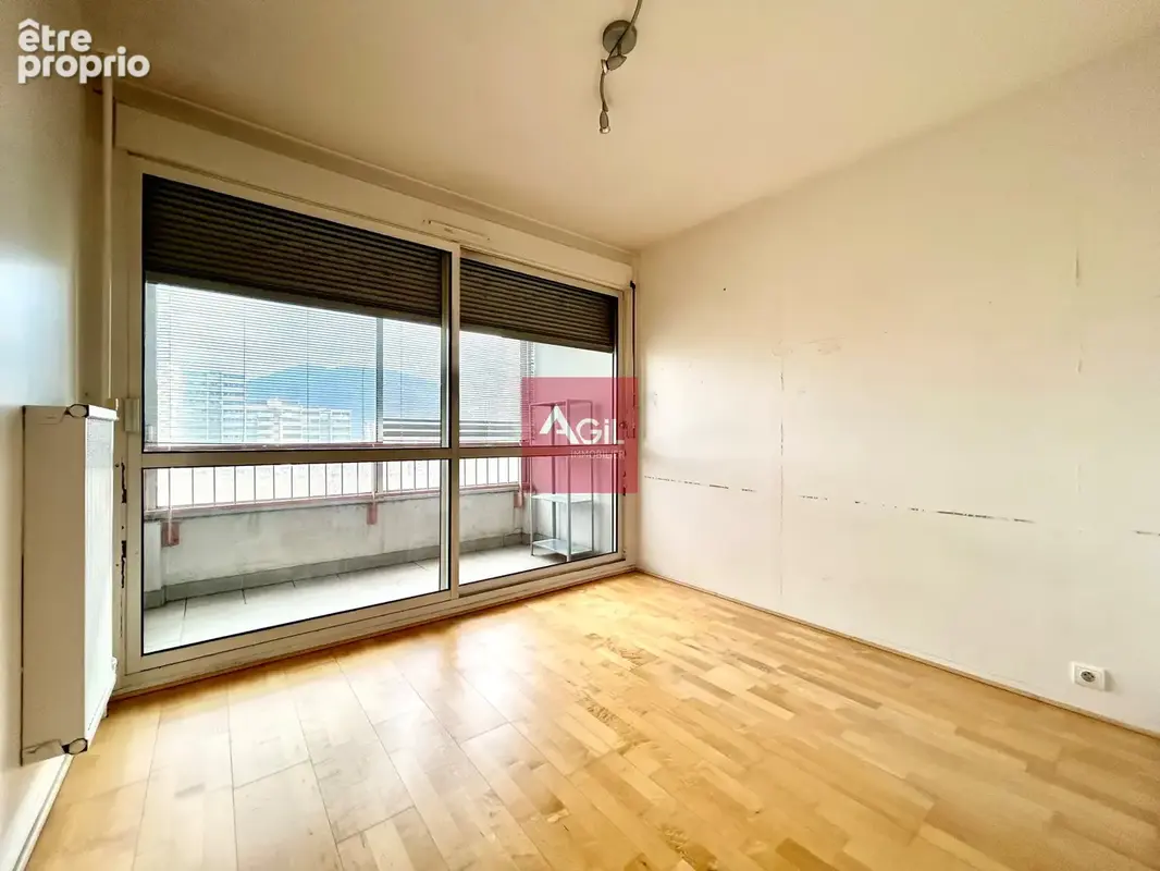 GRENOBLE - Avenue de Constantine : T4 au 8ème étage avec balcons et cave. - photo 6