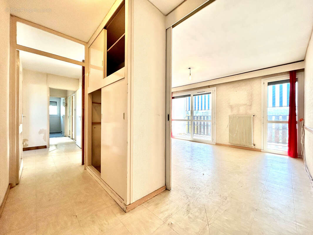 GRENOBLE - T4 de 80m2 à rénover avec un grand balcon - photo 2