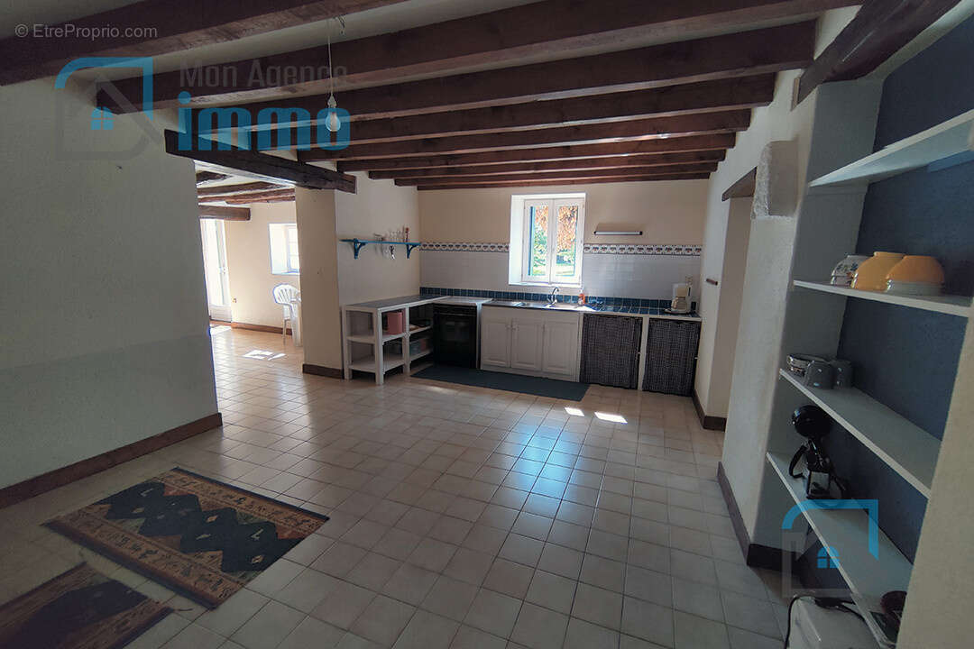 A Mehun-sur-Yèvre  - Maison en pierres 4 chambre + grande dépendance - Terrain en bordure de rivière - photo 4