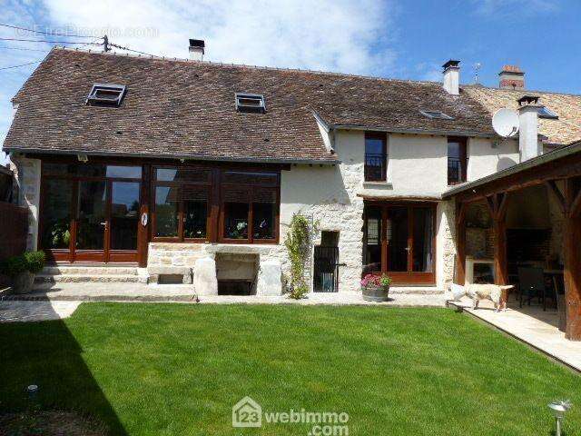 Venez découvrir cette belle maison en pierre de 171 m² sur un terrain de 274 m². - Maison à MILLY-LA-FORET