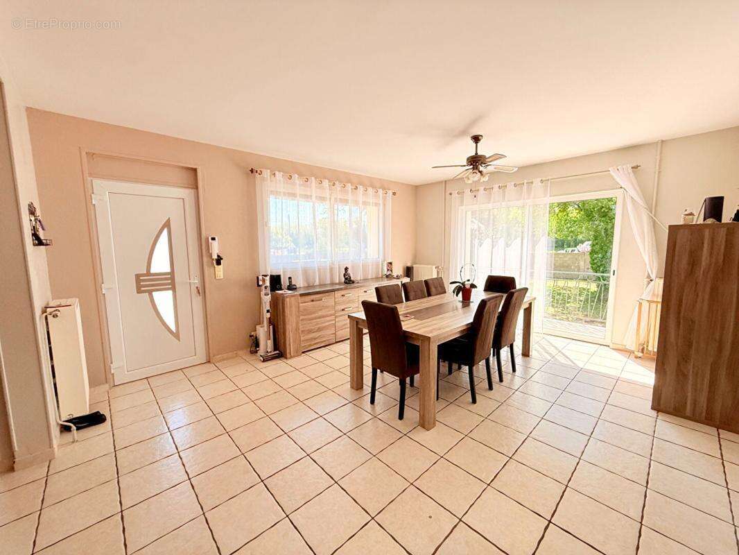 À 10 minutes de la gare LAROCHE-MIGENNES, Maison familiale de 220 m², 6 chambres, sur sous-sol total - photo 4