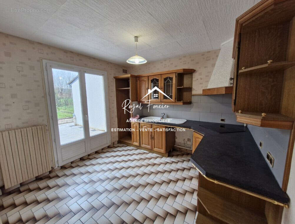 Cuisine indépendante aménagée et non équipée  - Maison à INGRANDES