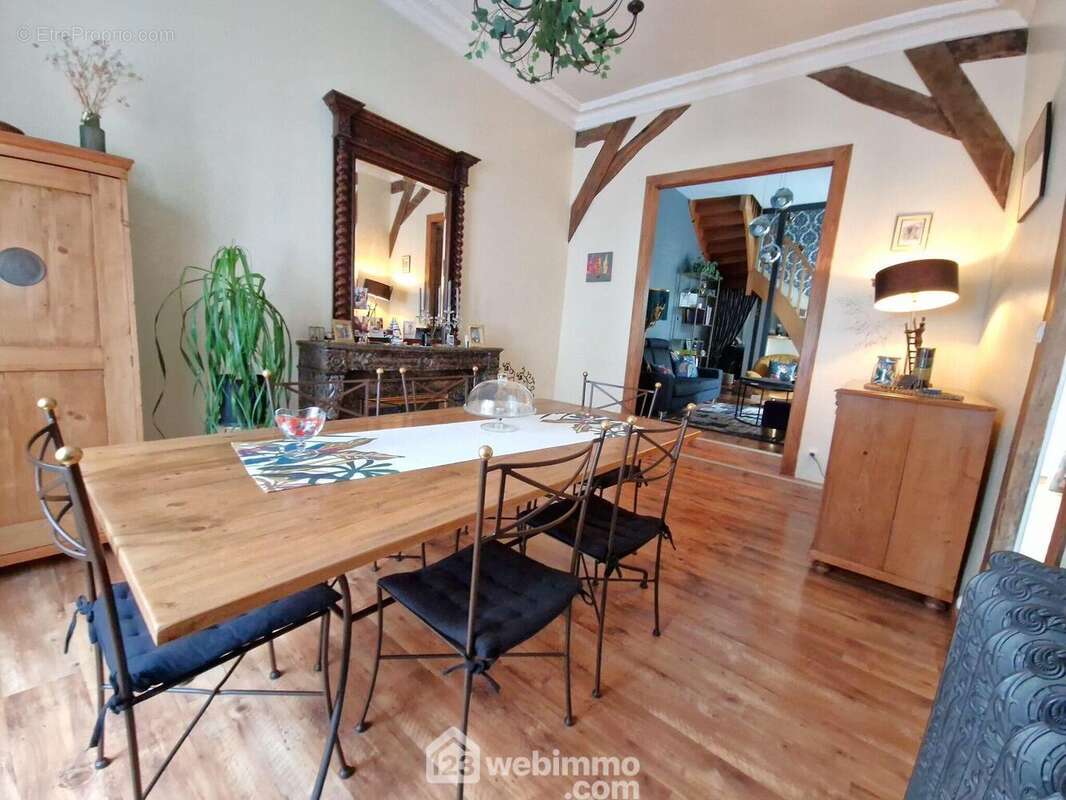 Jolie pièce de vie avec hauteur sous plafond. - Maison à LA ROCHE-SUR-YON