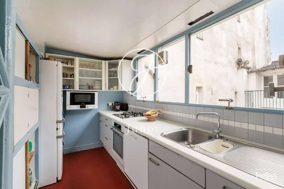 Paris 18e - HAUT MONTMARTRE / PLACE JEAN BAPTISTE CLÉMENT  - Appartement  à vendre - 4 pièces - 90,84m² Carrez - 107,84m² au sol - photo 13