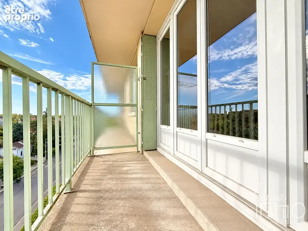 Fontaines-sur-Saône - Dernier étage - T3 de 55m² avec balcon et cave. - photo 2