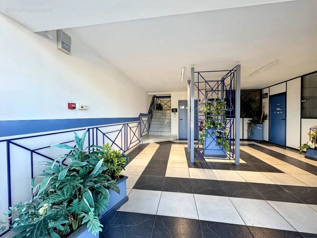 Commerce à SAINT-CHINIAN