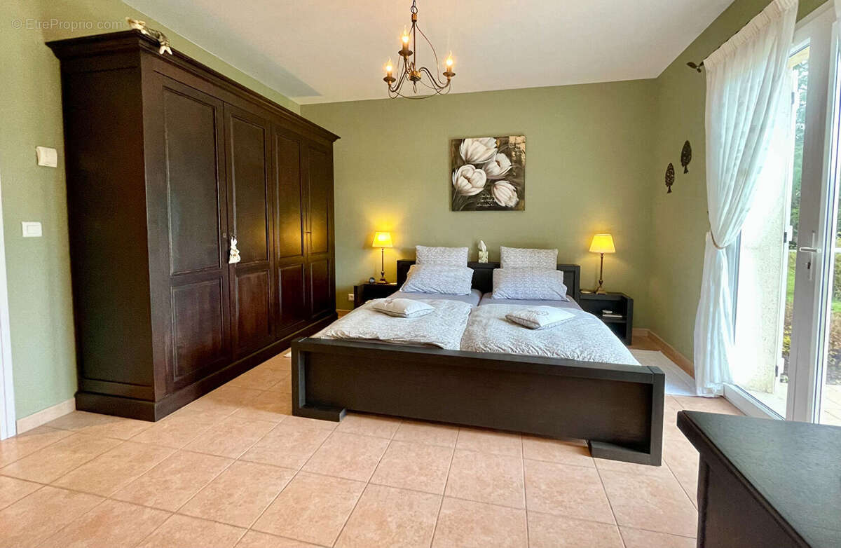 LOT- LUZECH    Superbe propriété, 4 chambres, située dans un grand parc clos avec piscine chauffée. - photo 11