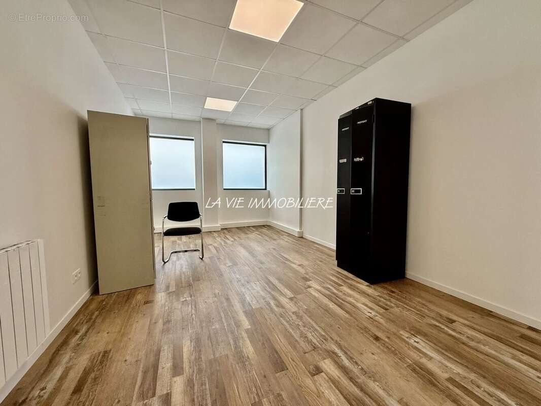 Commerce 1223 m² à Bailly-Romainvilliers  - photo 8
