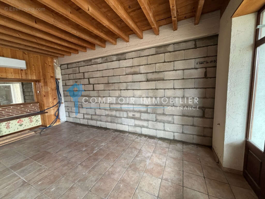 Commerce à VEZERONCE-CURTIN