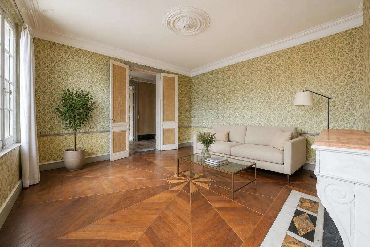 Maison 8 pièces de 400 m2 située à Saint-Médard-de-Guizières - photo 11
