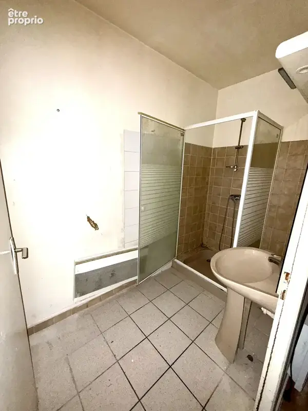 Appartement T2 à rafraîchir avec cours privative - photo 7