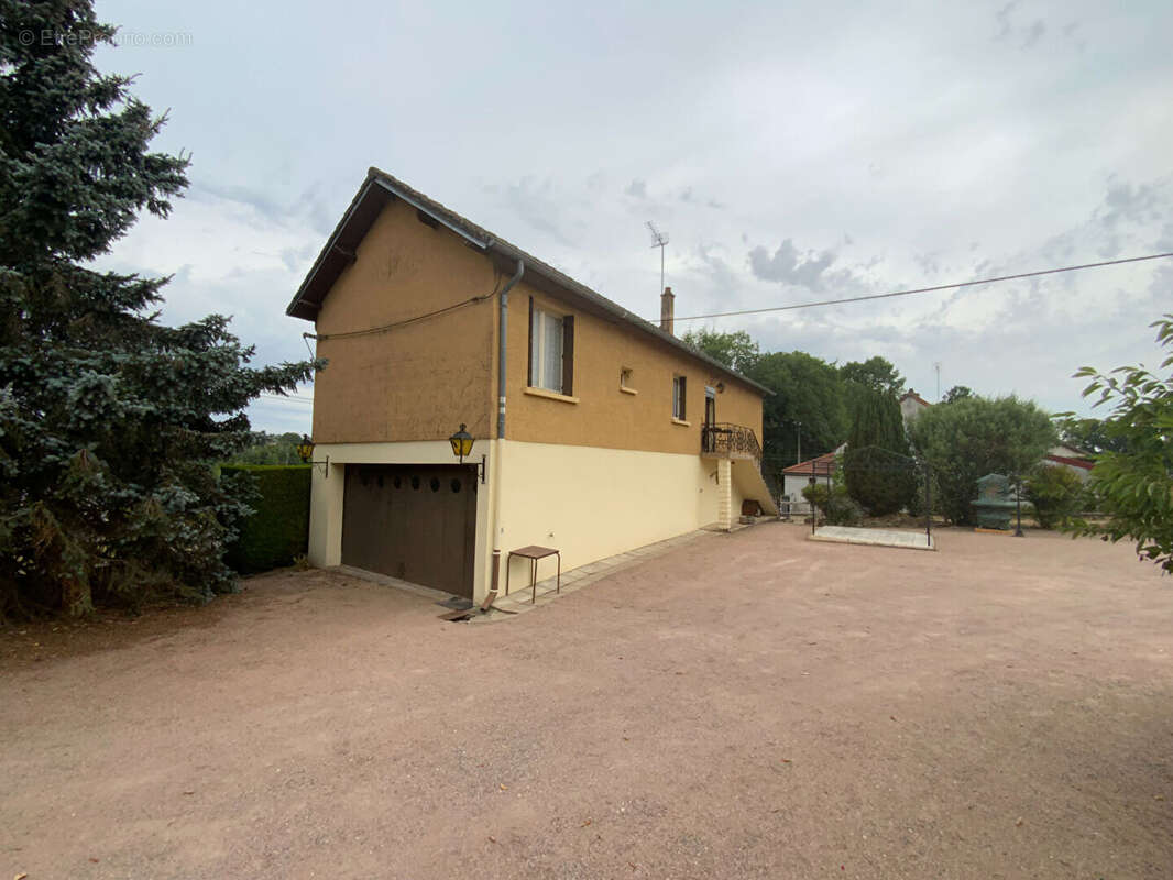 SAINT-EMILAND - Ténement immobilier comprenant deux maisons avec dépendances sur terrain de 1ha 48a 95ca - photo 2