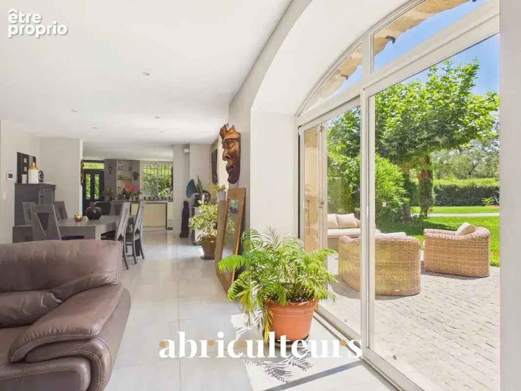 Mas provençal rénové de 249 m² avec dépendance en vente à Grans (13450) - photo 8