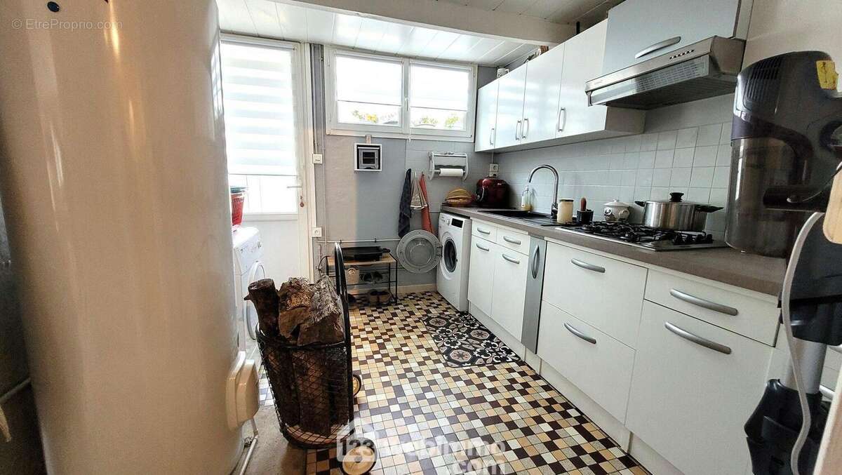 Une cuisine d'été et buanderie - Maison à LONGEVILLE-SUR-MER