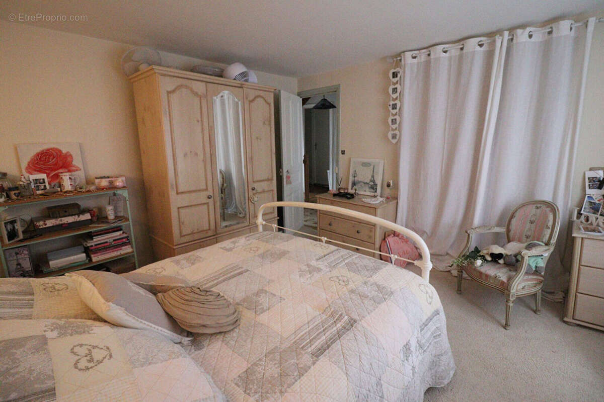 CORREZE. Uzerche. Maison en pierre avec 5 chambres, une deuxième maison à rénover, grande terrasse, bois et grand parking. - photo 9