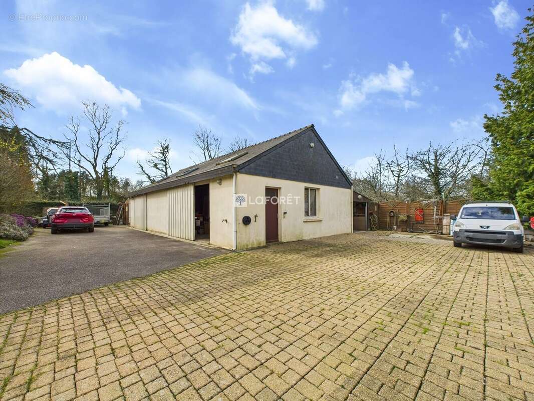 Maison à CHATEAUNEUF-DU-FAOU