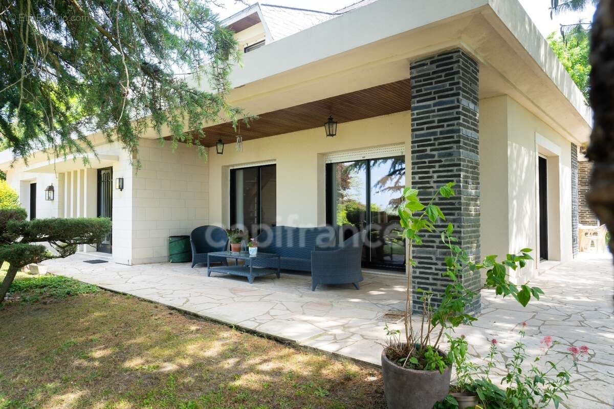 Propriete d'exception à vendre à SAUMUR (49400)  Panorama d'exception sur le château et la Loire - 328m² - 2278m²-piscine - photo 6