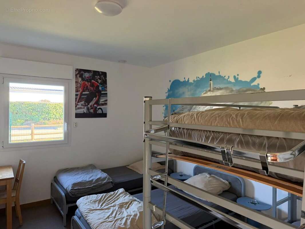 Commerce à PERNES-LES-FONTAINES