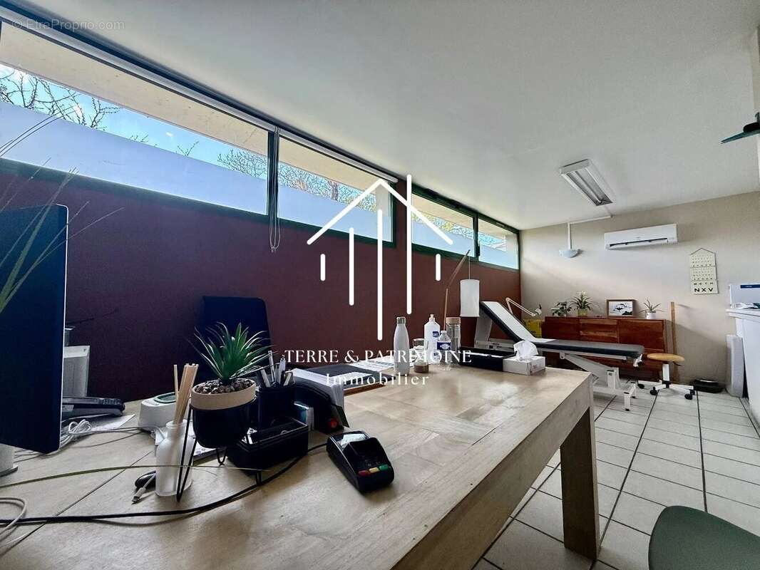 Commerce à VALLON-PONT-D'ARC