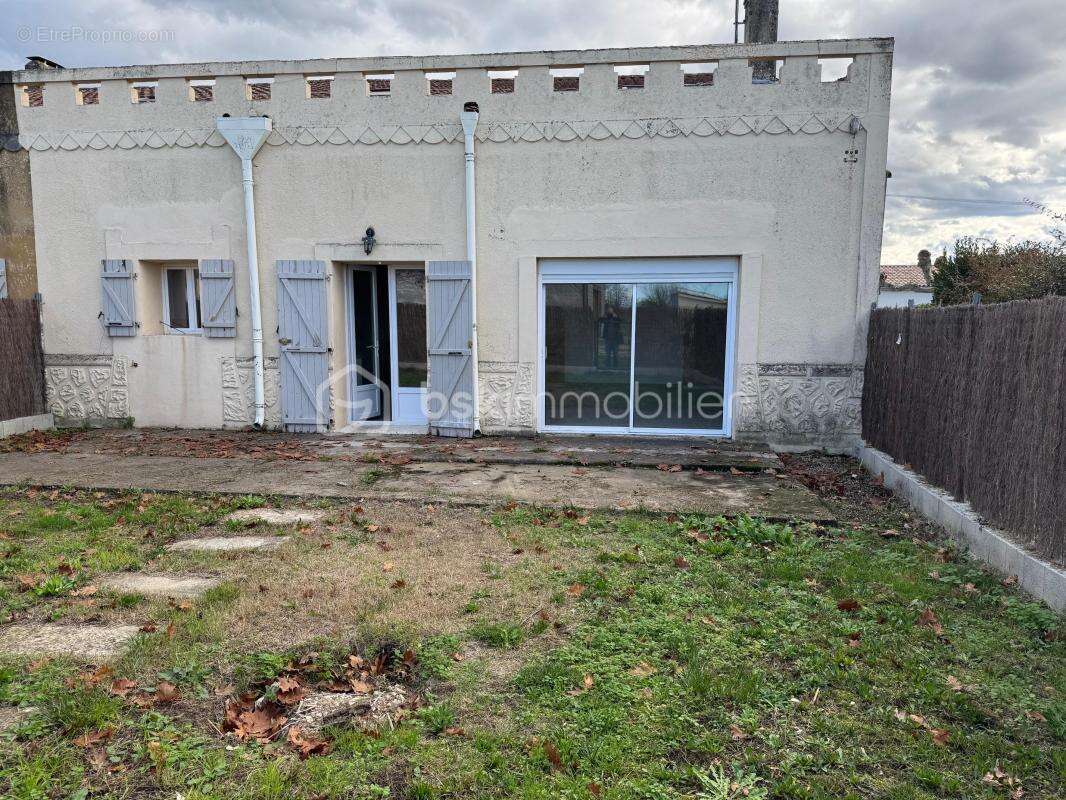 Maison à LES ARTIGUES-DE-LUSSAC