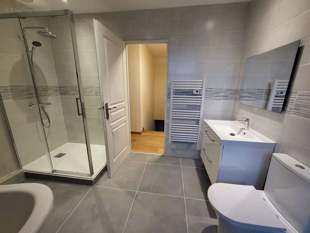 Superbe maison individuelle de 4 chambres, à proximité du centre du village. - photo 9