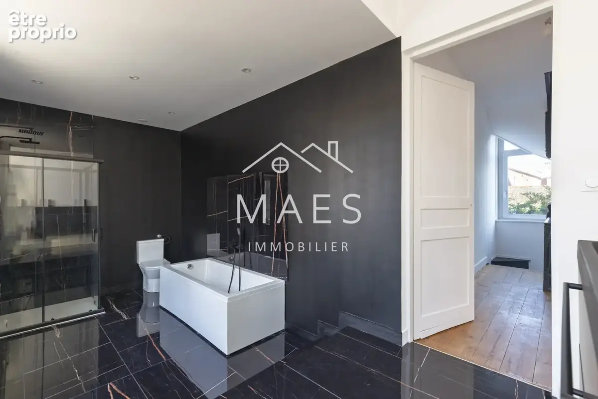 MARQUETTE-LEZ-LILLE - Cœur de ville - Maison familiale rénovée de 203 m2 - 5 chambres, bureau et jardin plein - photo 11