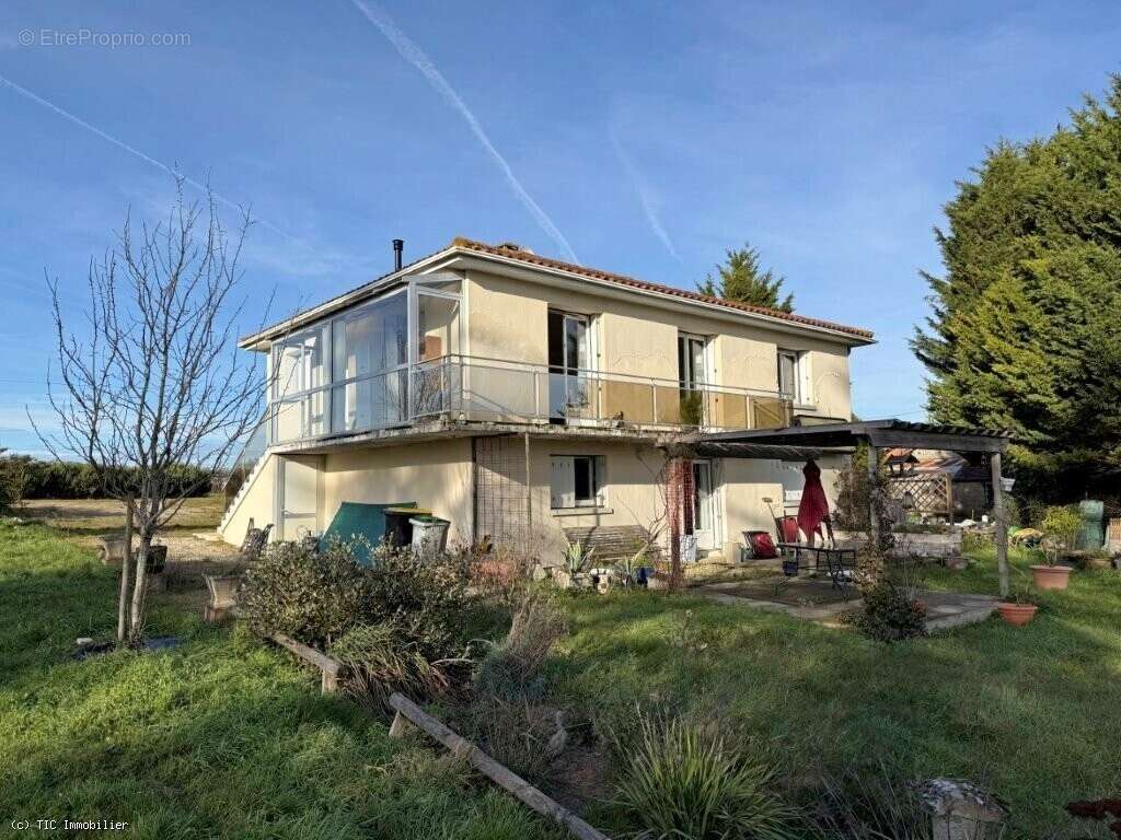 Maison à AUNAC