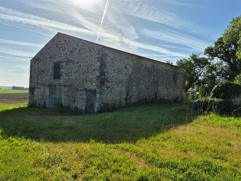 Grange agricole 170 m² avec terrain – Saint-Coutant-le-Grand 17430 - photo 5