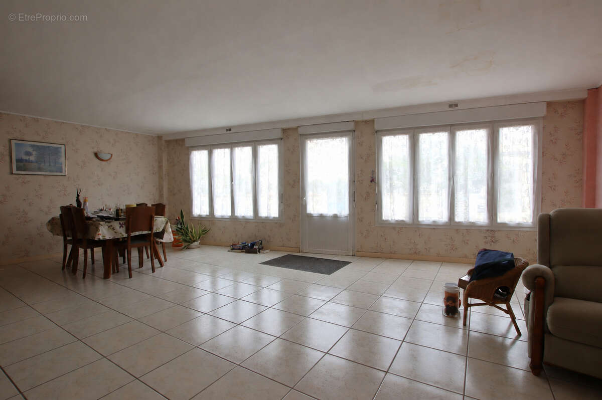 Vouillé, maison de village à rénover - photo 6