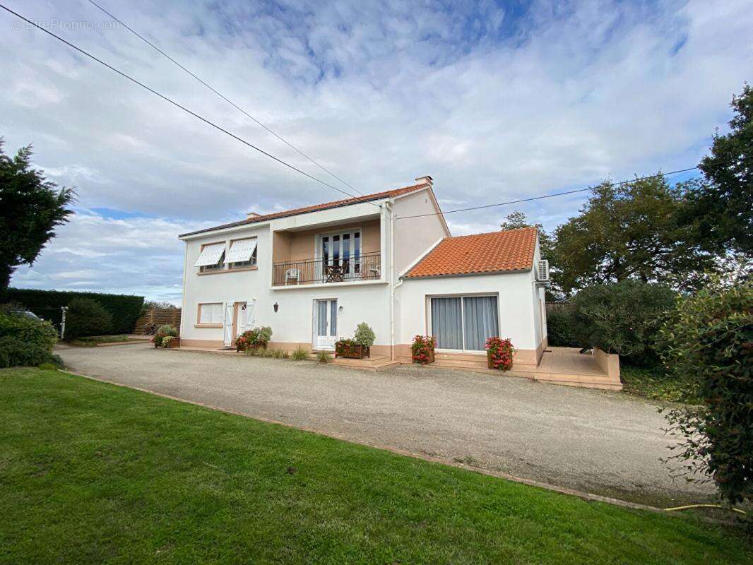 Maison à SAINT-HILAIRE-DE-CHALEONS