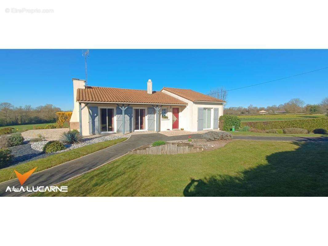 Maison à COURLAY