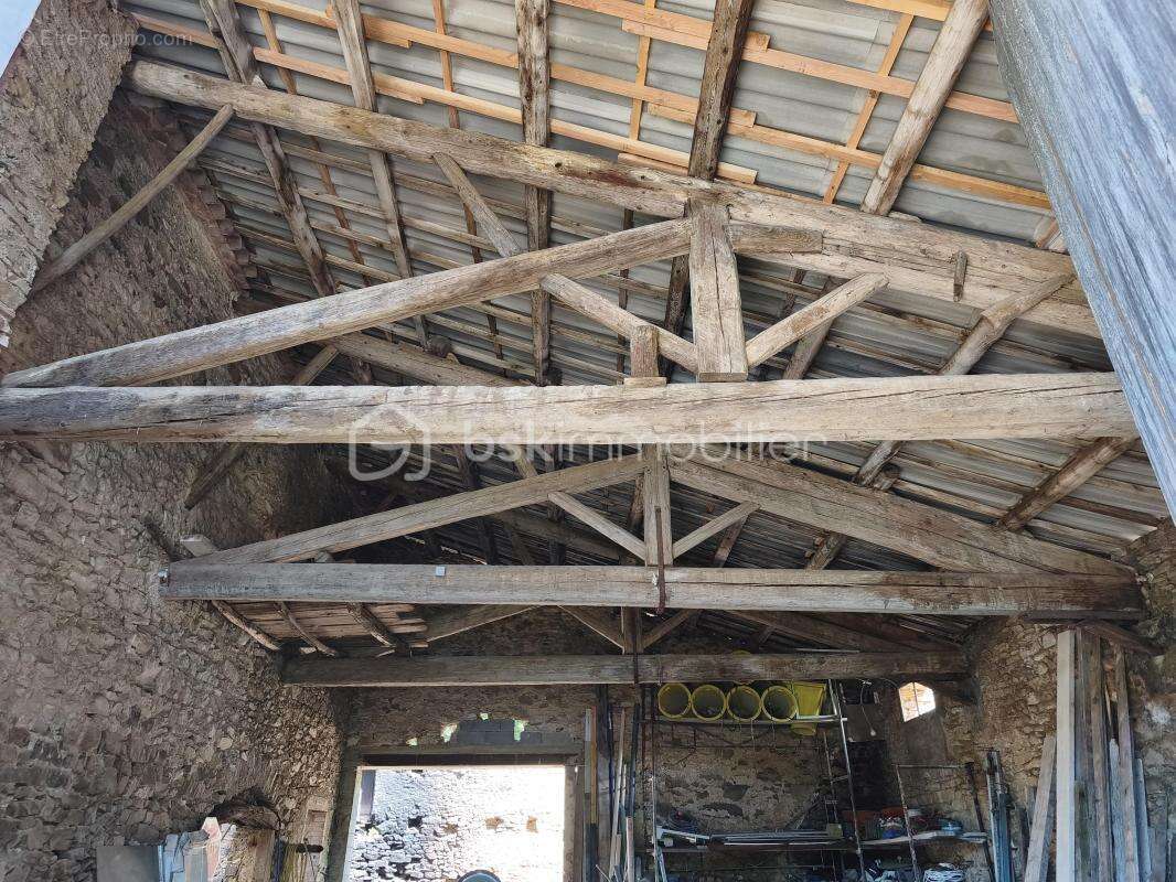 Maison a renover avec grand garage et exterieur - photo 15