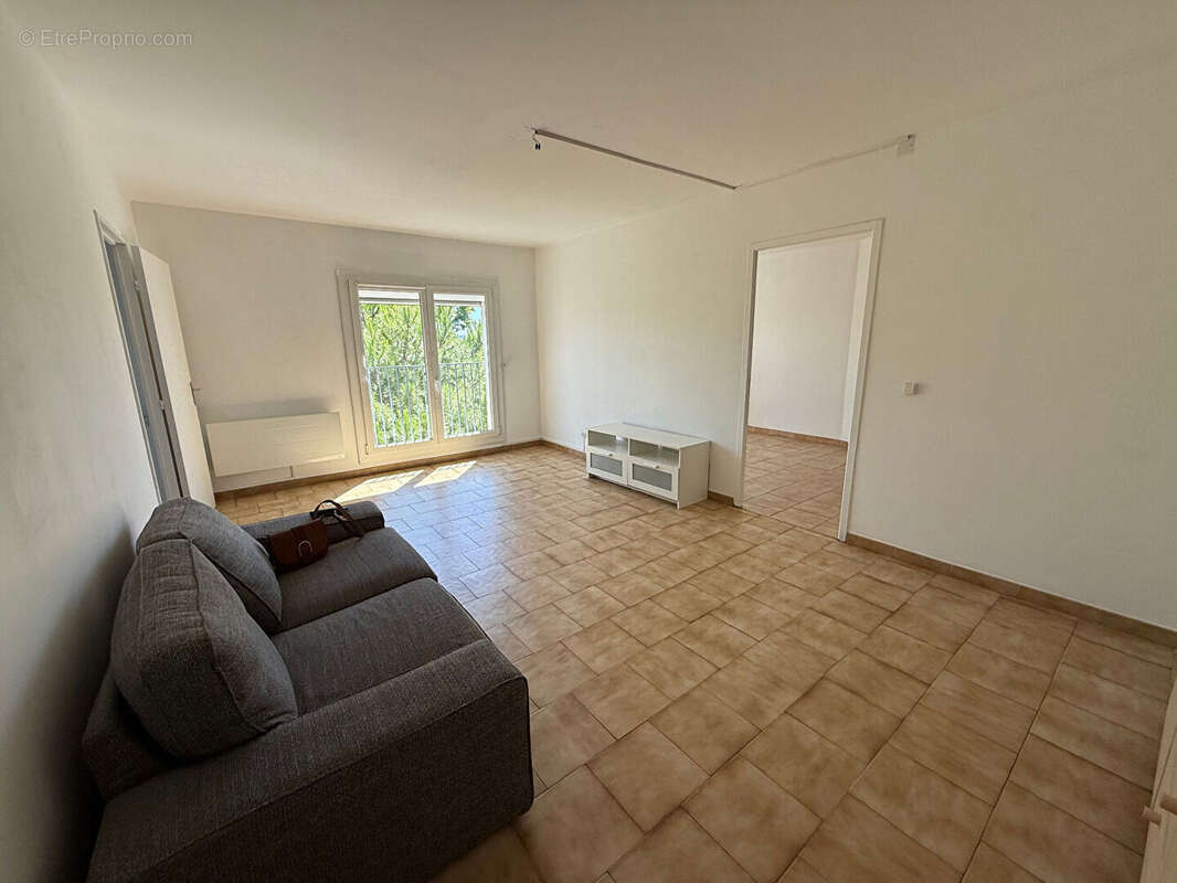 Plan de Cuques T2 Centre - photo 2