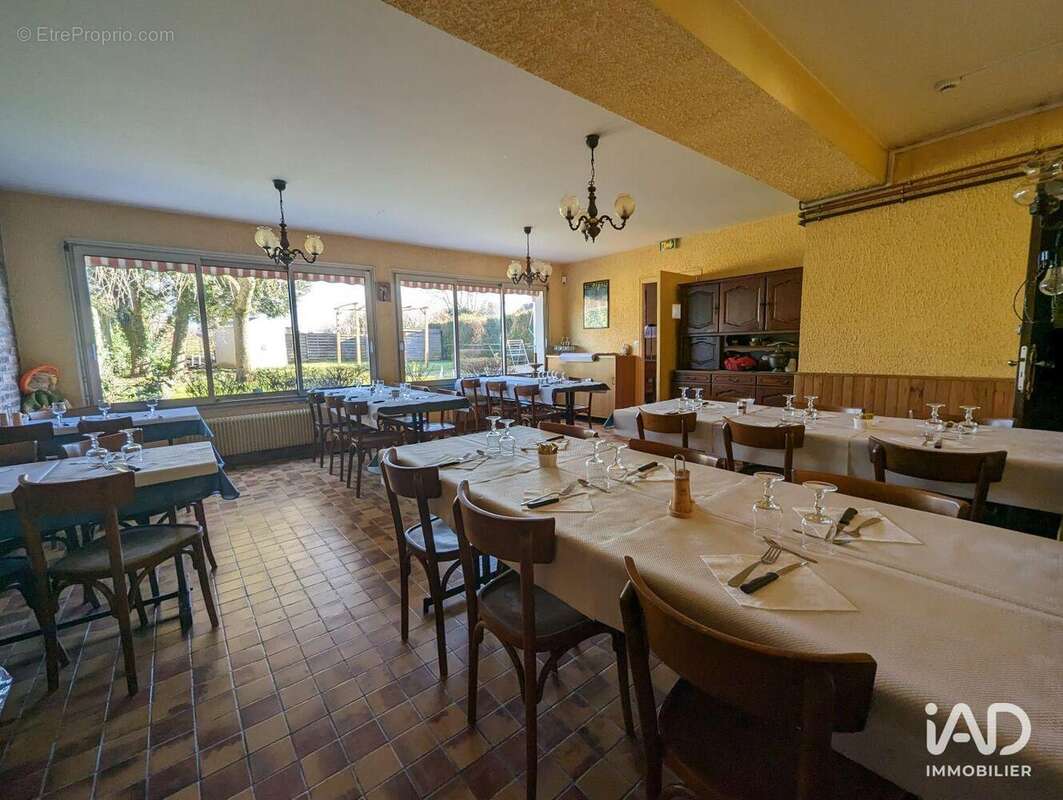 Photo 3 - Commerce à NEUVILLE-SUR-SARTHE