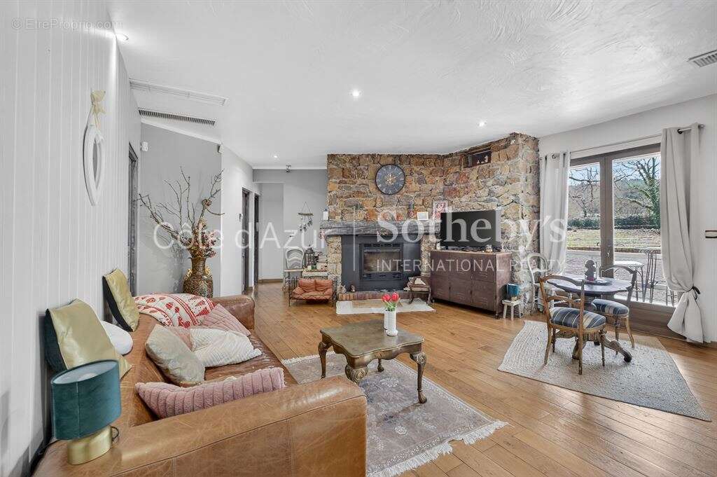 Maison à TOURRETTES