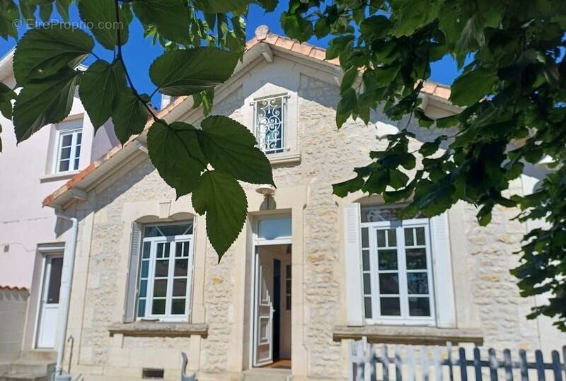 Maison de ville à vendre 6 pièces  (167 m2) 4 chambres, 2 s d'eau, 2 WC. 1 Garage et un jardin - photo 3