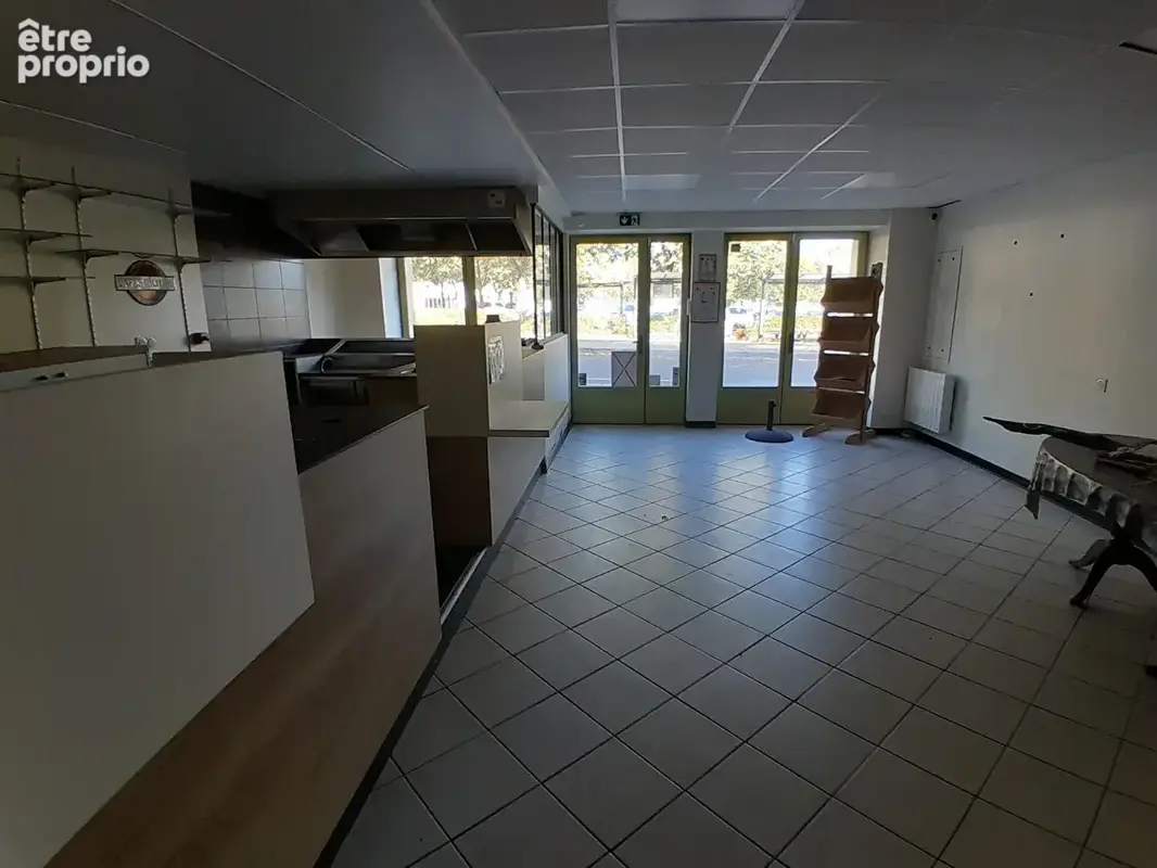 La Guerche De Bretagne, local commercial de 100 m². - photo 4