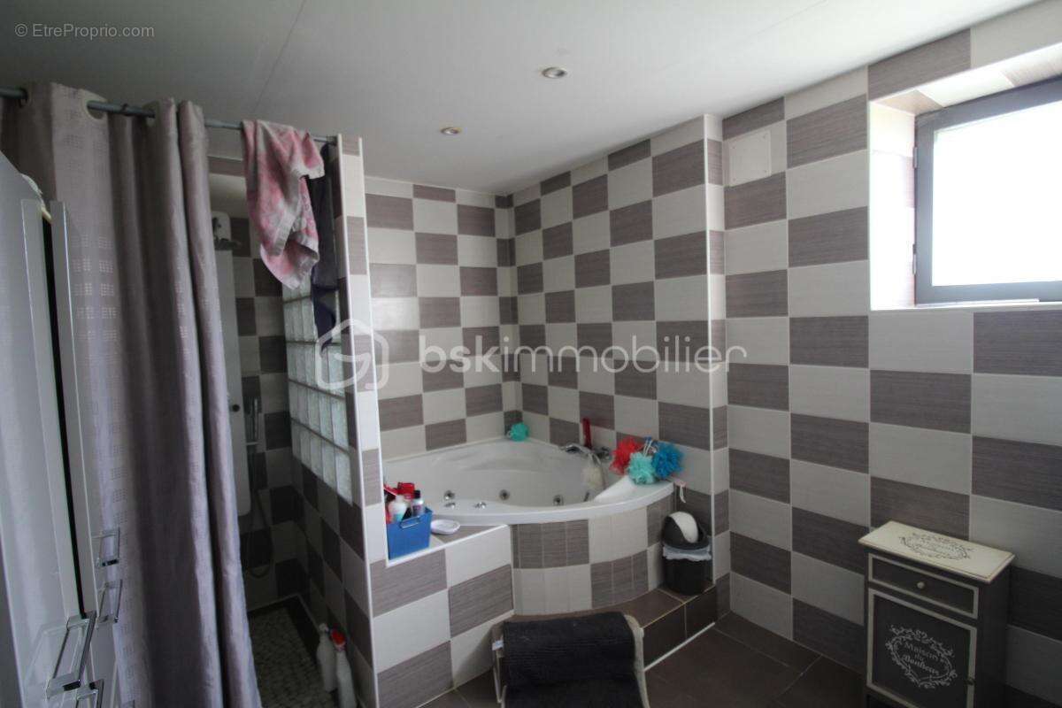 Maison à MOULIETS-ET-VILLEMARTIN