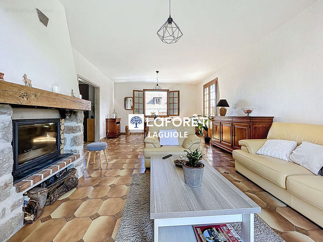 Maison à SAINTE-GENEVIEVE-SUR-ARGENCE