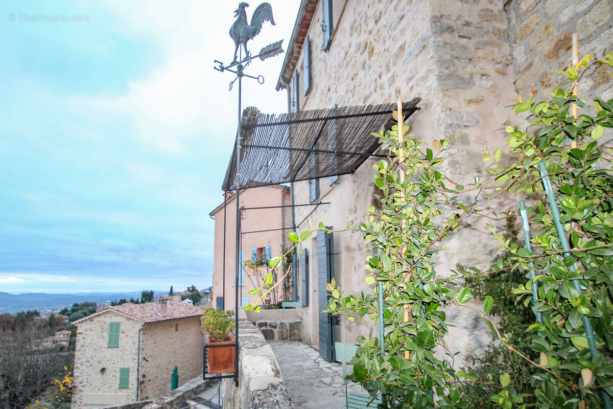 Maison à CHATEAUNEUF-GRASSE