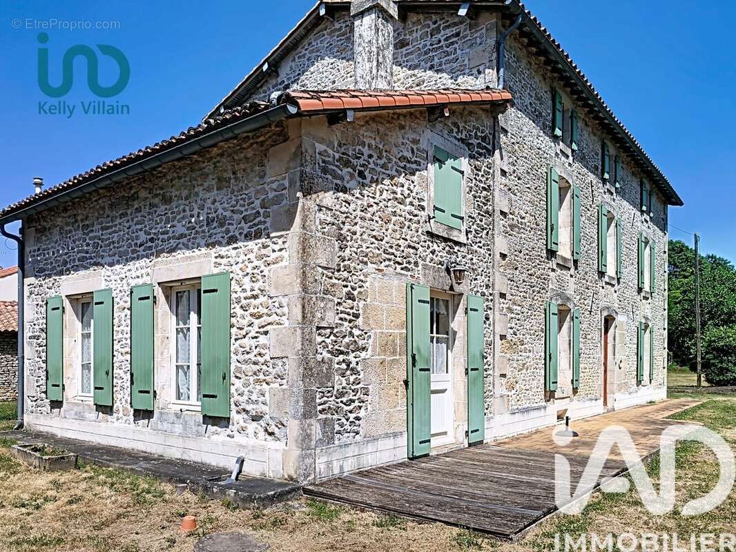 Maison 166 m² à Saint-Christophe-Sur-Roc  - photo 3