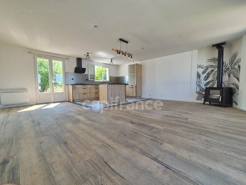 Maison à CHAILLEVETTE