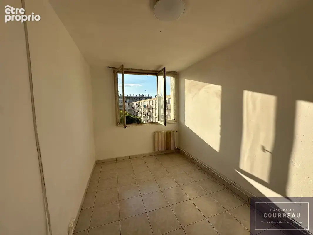 F3 de 59 m2 situé près de l'Arène, 4ème étage • Balcon • Parking • Lumineux et calme - photo 7