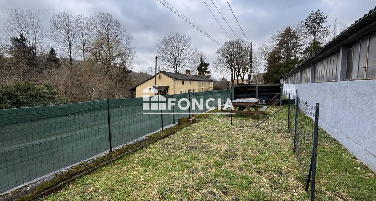 Appartement à JAVERLHAC-ET-LA-CHAPELLE-SAINT-ROBERT