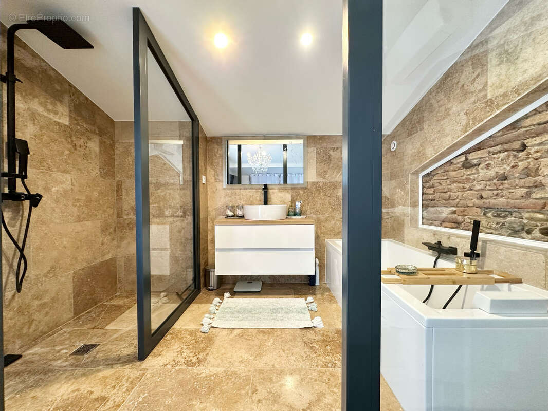 Maison à MONTAIGUT-SUR-SAVE