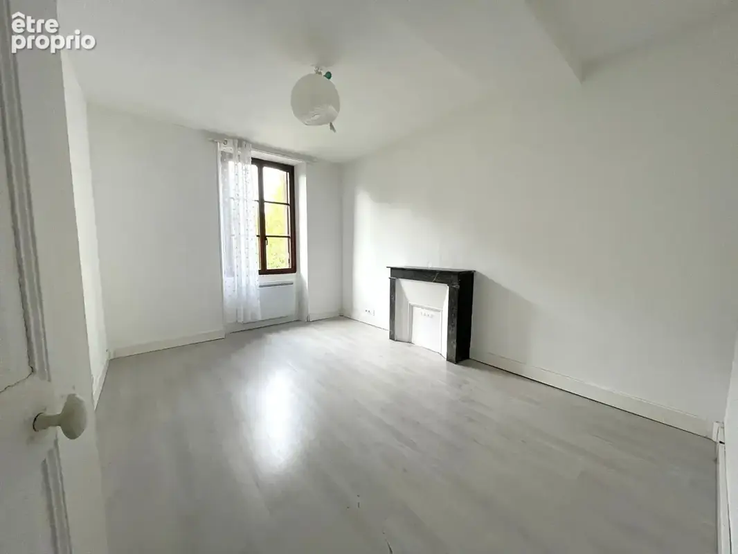 Maison en pierre rénovée de 3 chambres, sur cave, stationnement - photo 4